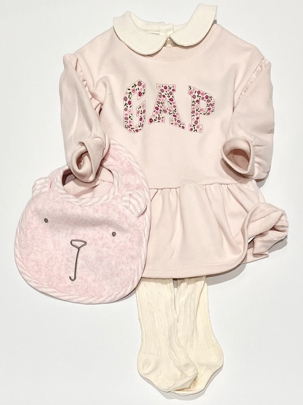 お花のロゴ　ピンクのスウェットワンピース