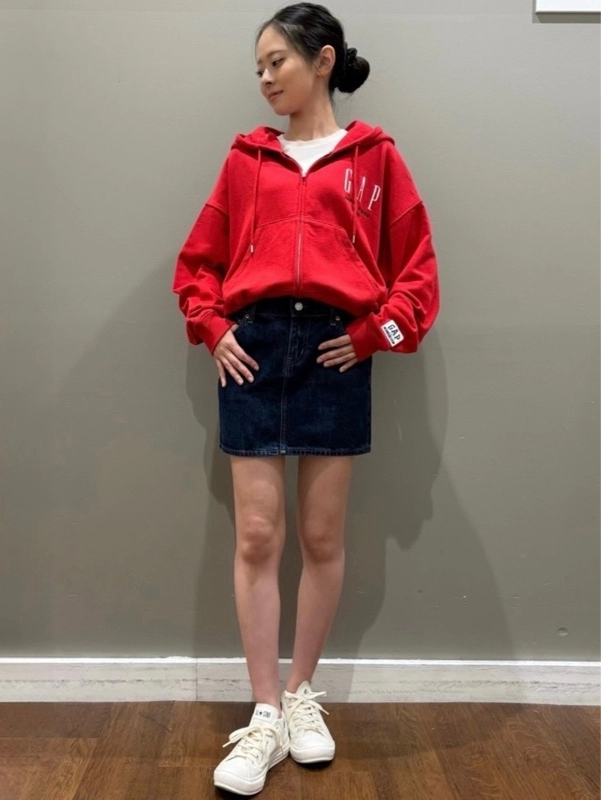 ロゴパーカー×デニムスカートコーデ
