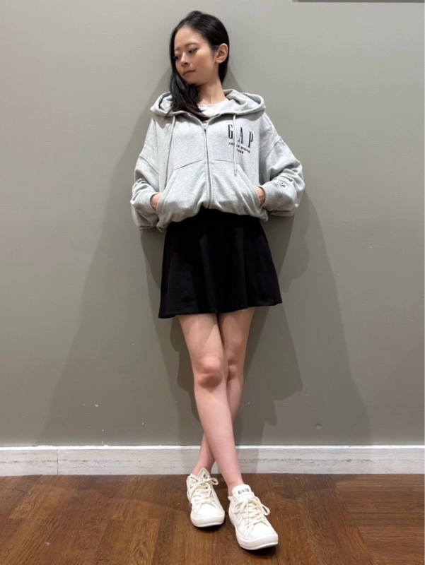 ロゴパーカー×キッズスカートコーデ