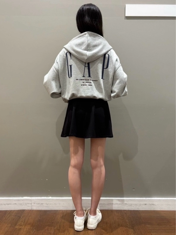 ロゴパーカー×キッズスカートコーデのスタイリング | Gap公式