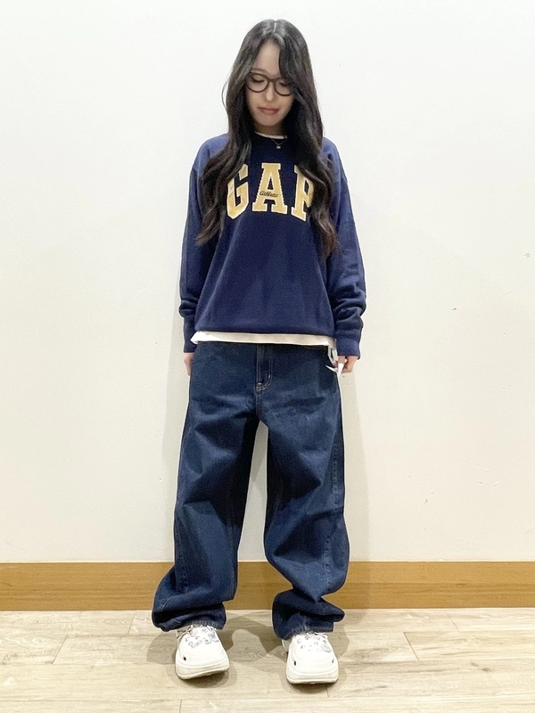 人気のGAPロゴ　カレッジ風セーターコーデ