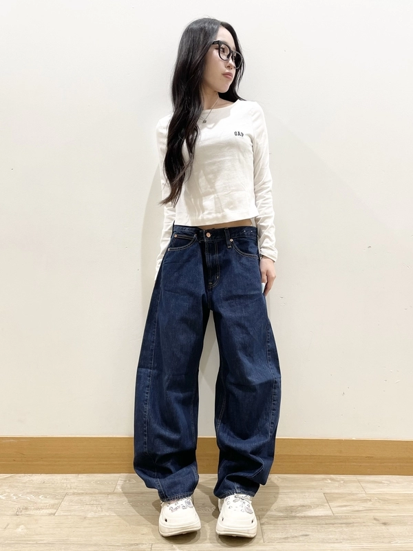 秋冬シーズンに人気の濃いめのデニム［バレル］