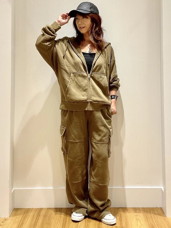 大人女子にもオススメカーゴスウェットセットアップ