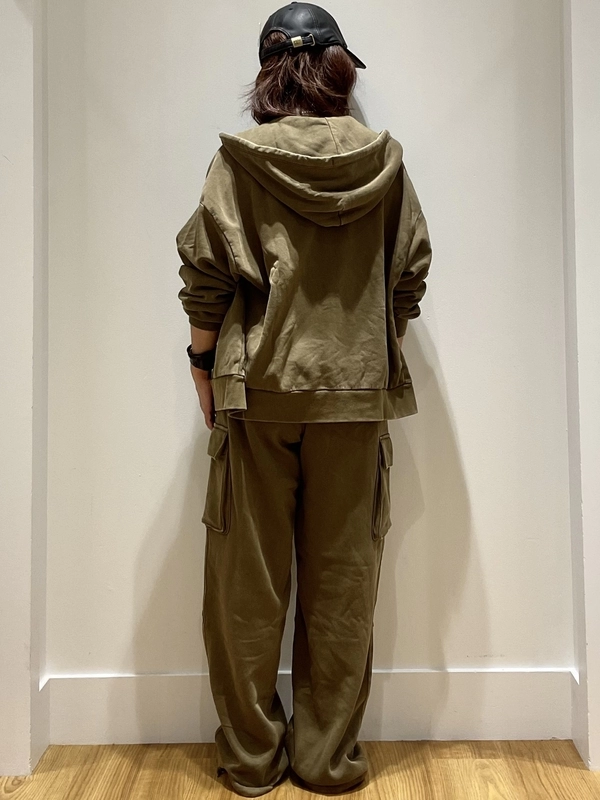 大人女子にもオススメカーゴスウェットセットアップのスタイリング