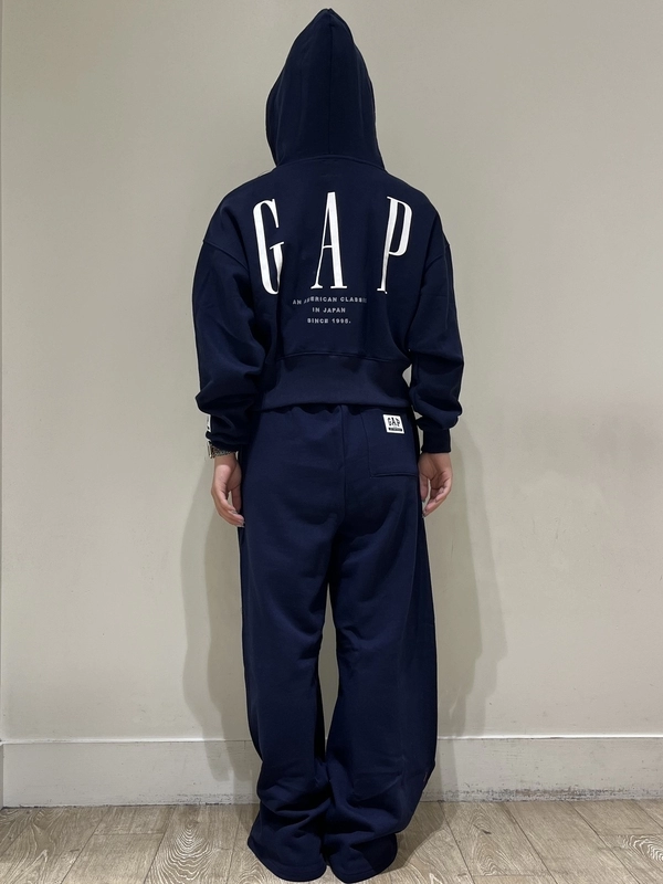 30周年記念スウェットセットアップのスタイリング | Gap公式オンライン