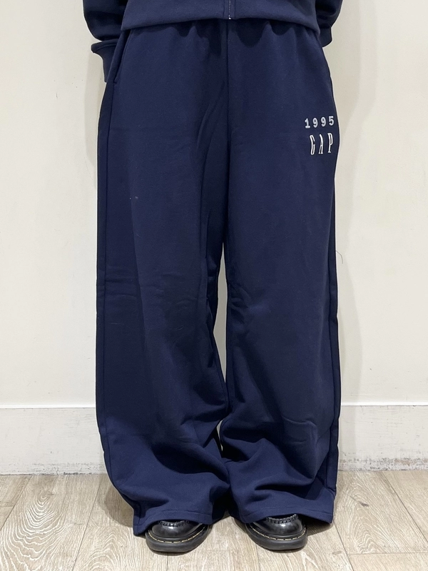 30周年記念スウェットセットアップのスタイリング | Gap公式オンライン