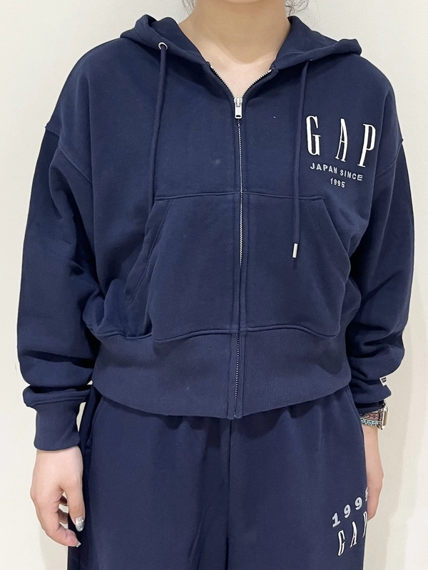 30周年記念スウェットセットアップのスタイリング | Gap公式オンライン