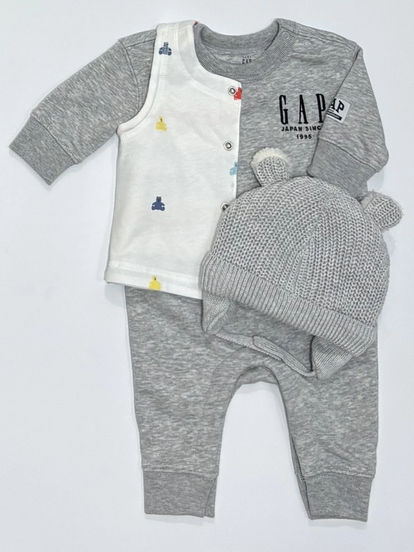 シンプルグレーコーデ