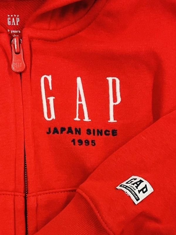 赤のパーカーで目立っちゃおう！ | Gap公式オンラインストア