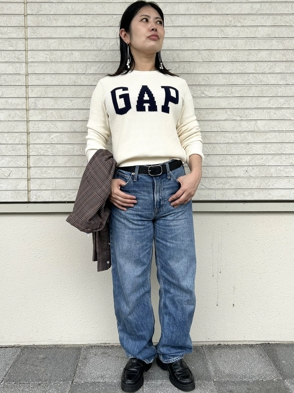 ロゴセーターで大人クラシカルコーデ