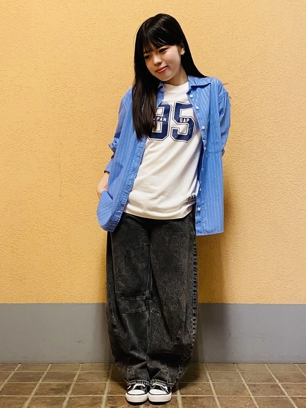 「個性派デニムでラフな着こなし」