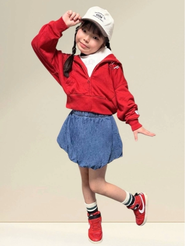 30THパーカー×デニムスカート