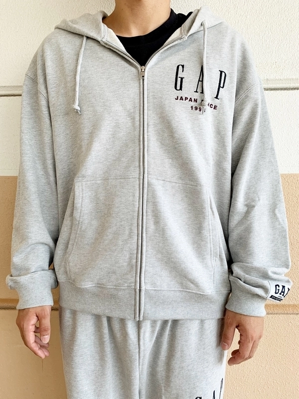 30th アニバーサリーヘビーウェイト セットアップ　グレー 30th 記念セットアップ》 のスタイリング | Gap公式オンラインストア