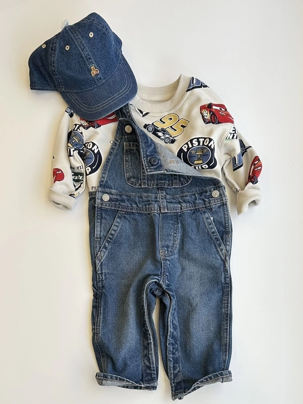 定番のオーバーオールがやっぱりかわいい