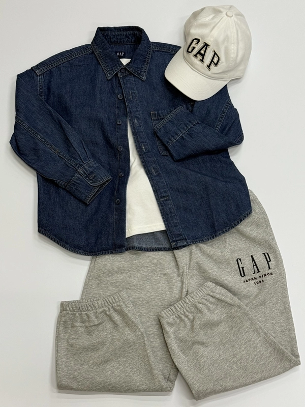 デニムシャツ×スウェットパンツ