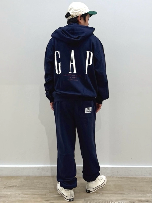 GAP30周年】ロゴスウェットセットアップのスタイリング | Gap公式