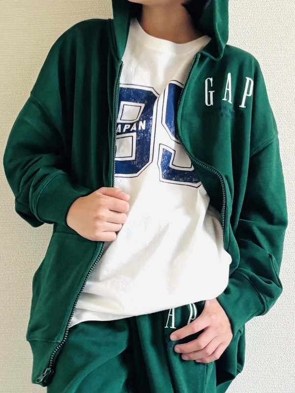 大人気】30周年記念限定セットアップ！ のスタイリング | Gap公式