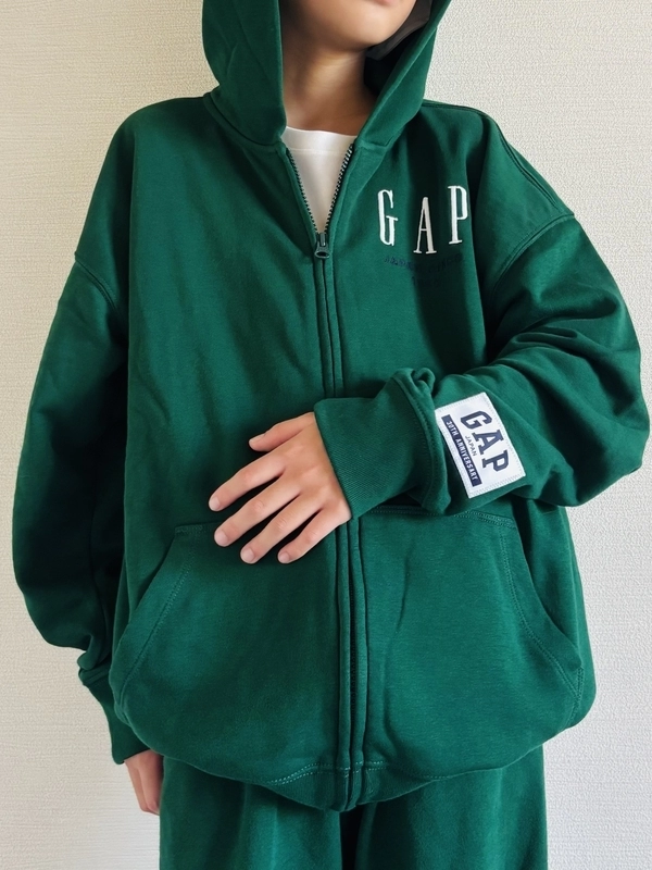 大人気】30周年記念限定セットアップ！ のスタイリング | Gap公式