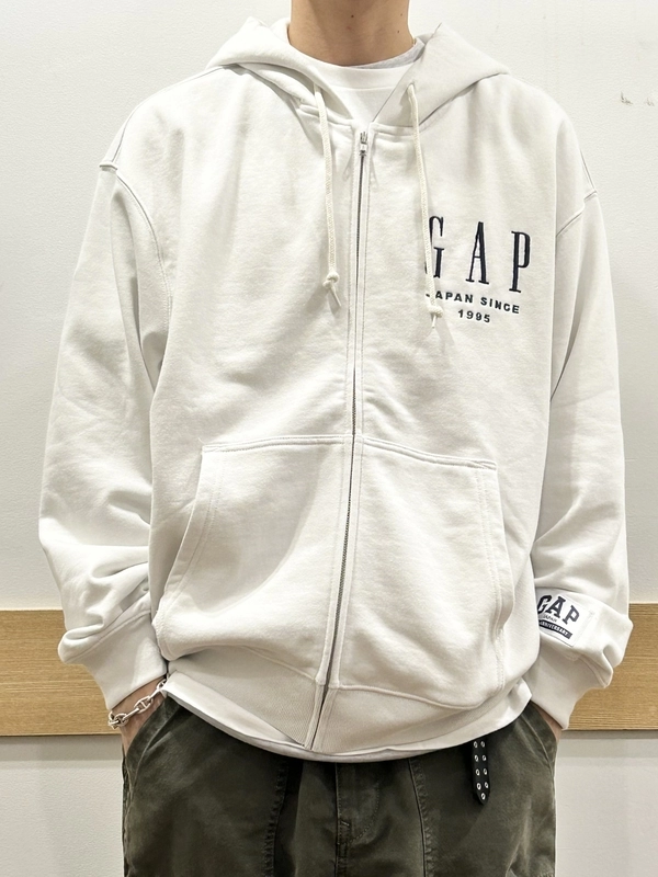 30周年パーカー】のスタイリング | Gap公式オンラインストア