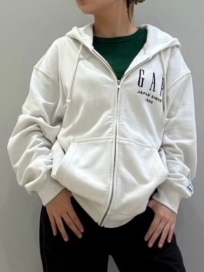 30周年ジップパーカーのスタイリング | Gap公式オンラインストア