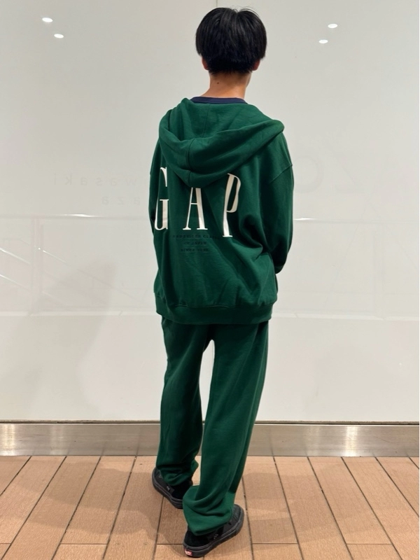 30周年スウェットセットアップのスタイリング | Gap公式オンラインストア