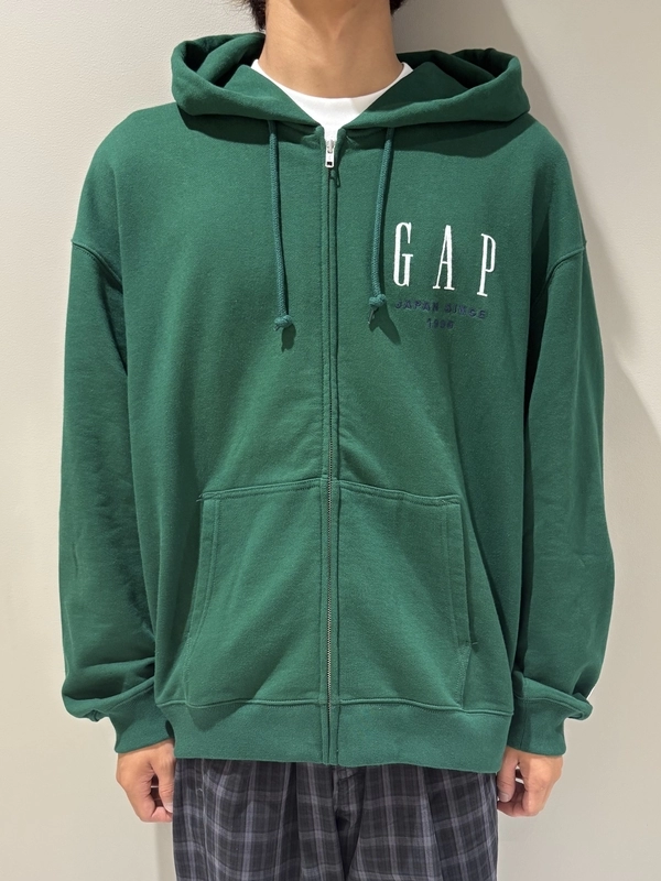 主役は30周年スウェットパーカーのスタイリング | Gap公式オンラインストア