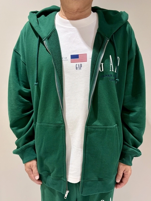 30周年スウェット【グリーン】のスタイリング | Gap公式オンラインストア