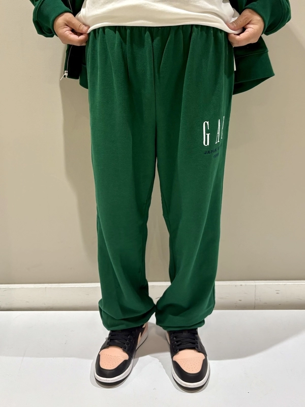 30周年スウェット【グリーン】のスタイリング | Gap公式オンラインストア