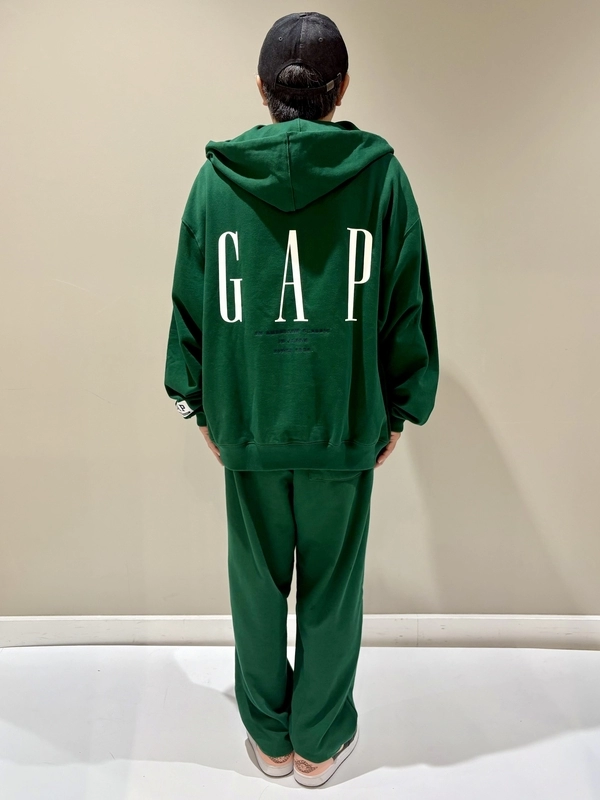 30周年スウェット【グリーン】のスタイリング | Gap公式オンラインストア