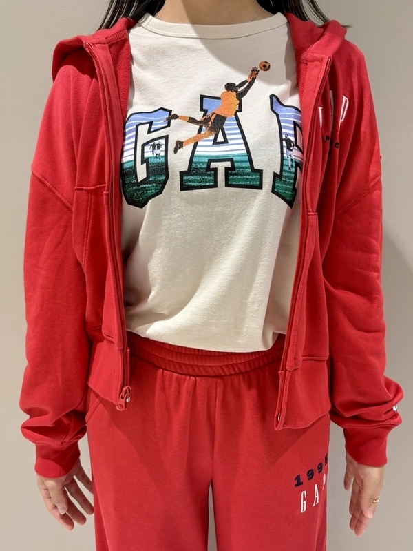 30周年スウェット【レッド】のスタイリング | Gap公式オンラインストア