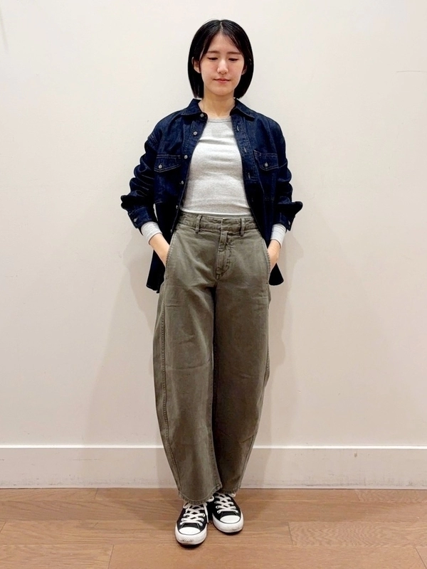デニムシャツ×バレルパンツ