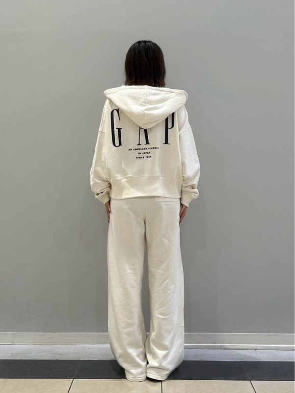 30周年スウェットセットアップ】のスタイリング | Gap公式オンラインストア