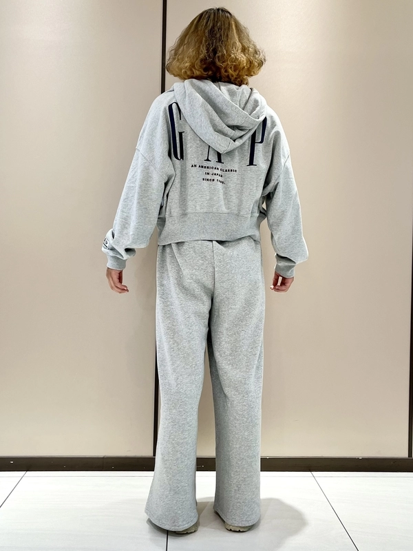 周年スウェットセットアップのスタイリング | Gap公式オンラインストア