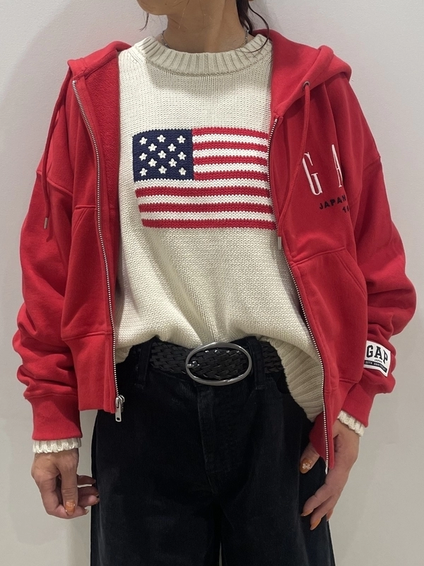 30周年記念アイテム】赤ロゴジップパーカーのスタイリング | Gap
