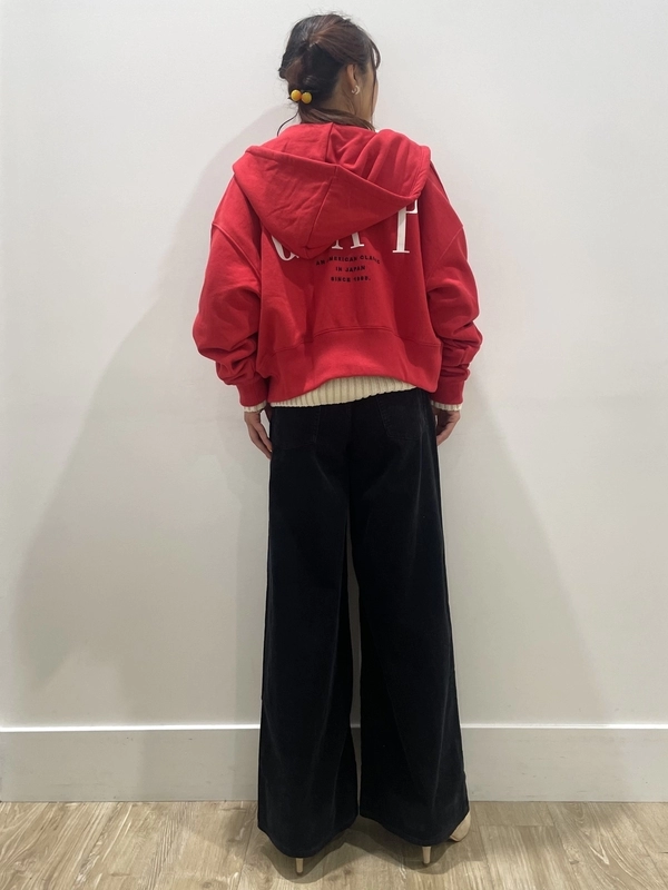 30周年記念アイテム】赤ロゴジップパーカーのスタイリング | Gap