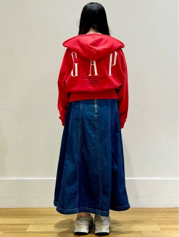 カラーが可愛い◎30周年スウェットジップパーカーのスタイリング | Gap