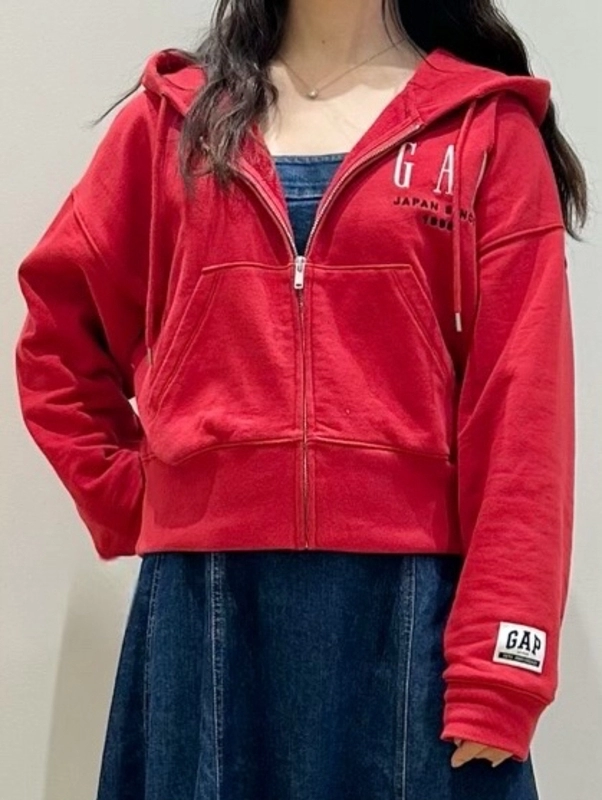 GAP 30th ジップアップ パーカー スウェット 赤 カラーが可愛い◎30周年スウェットジップパーカーのスタイリング | Gap