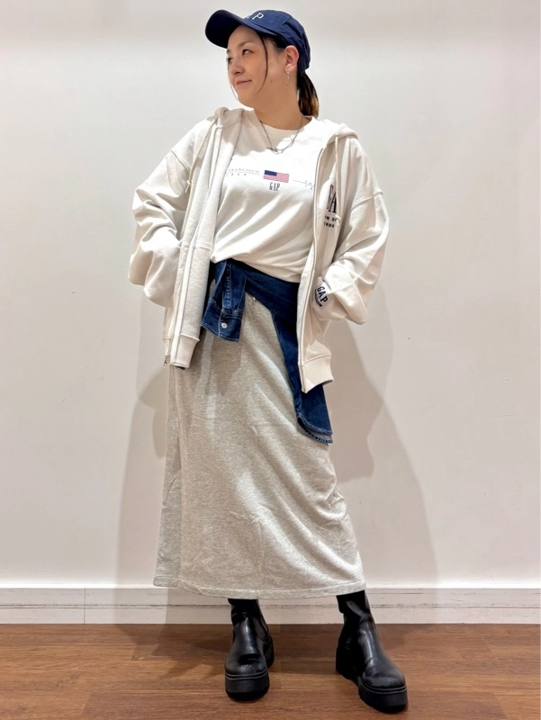 『30周年スウェットパーカーde大人スウェットスカートコーデ