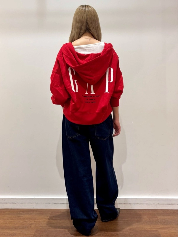 30周年スウェットジップパーカー&リンスカラーデニム』のスタイリング