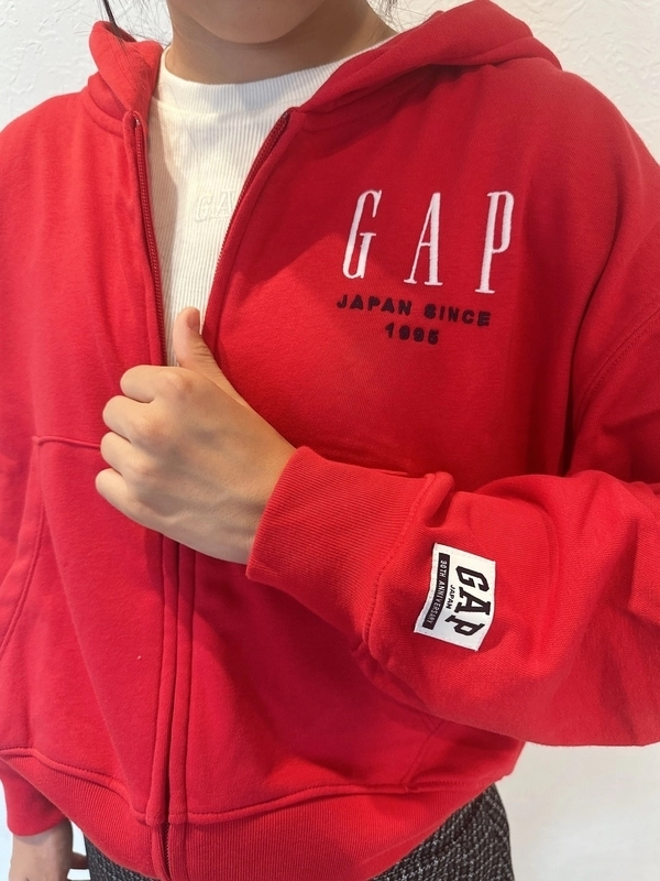 大人気】30周年記念限定スウェットのスタイリング | Gap公式オンライン