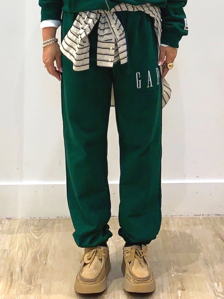 30th アニバーサリーヘビーウェイト セットアップ　ネイビー 30th 記念セットアップ》のスタイリング | Gap公式オンラインストア