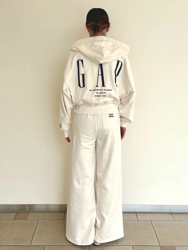 30周年スウェットセットアップのスタイリング | Gap公式オンラインストア
