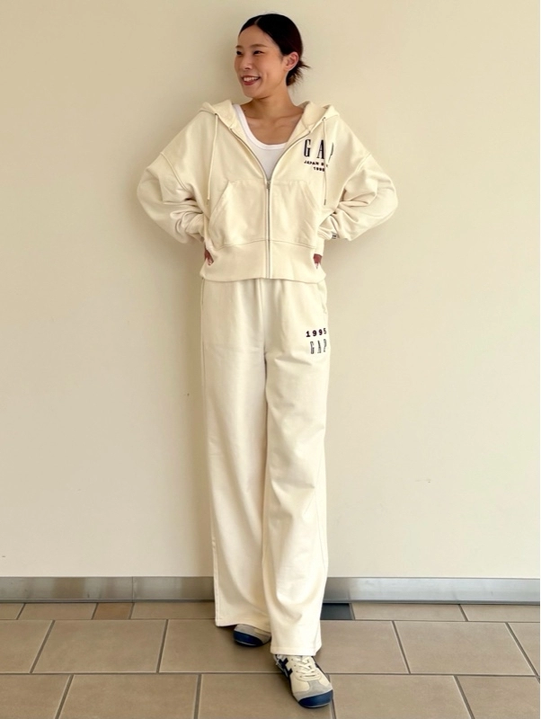 30周年スウェットセットアップのスタイリング | Gap公式オンラインストア