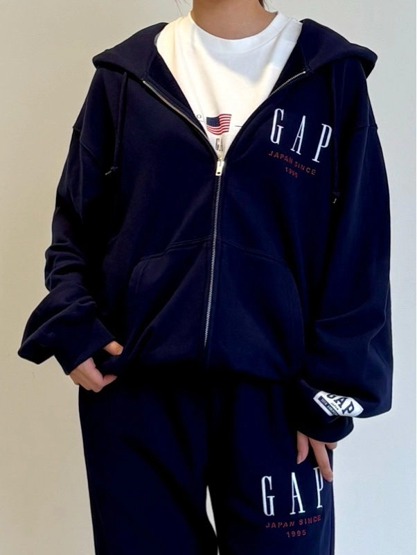 30周年スウェットセットアップのスタイリング | Gap公式オンラインストア