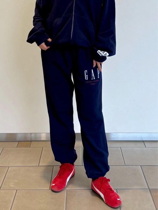 30周年スウェットセットアップのスタイリング | Gap公式オンラインストア