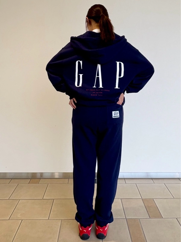 30周年スウェットセットアップのスタイリング | Gap公式オンラインストア
