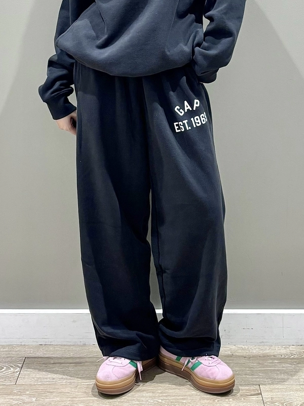 NEWロゴセットアップ》のスタイリング | Gap公式オンラインストア