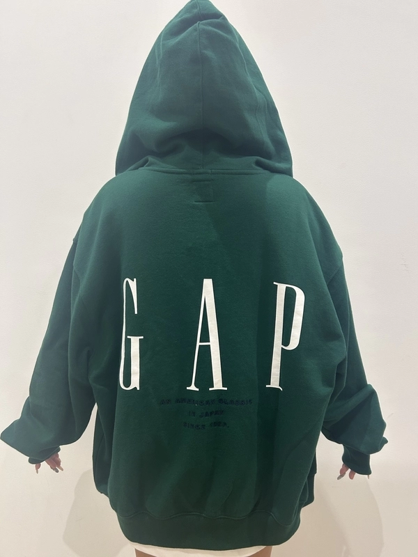 30周年スウェットパーカーのスタイリング | Gap公式オンラインストア