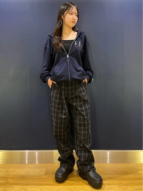30周年スウェット×チェックパンツコーデ