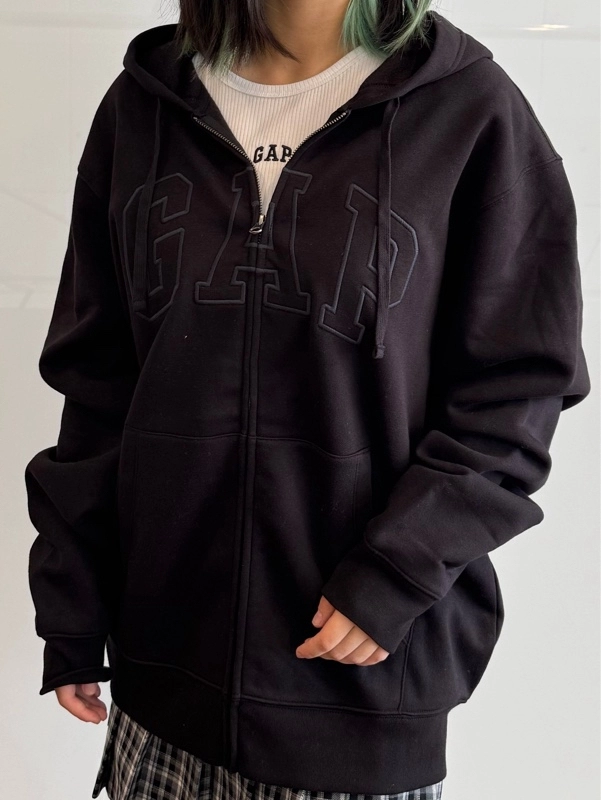 制服に相性抜群フルジップパーカーのスタイリング | Gap公式オンライン